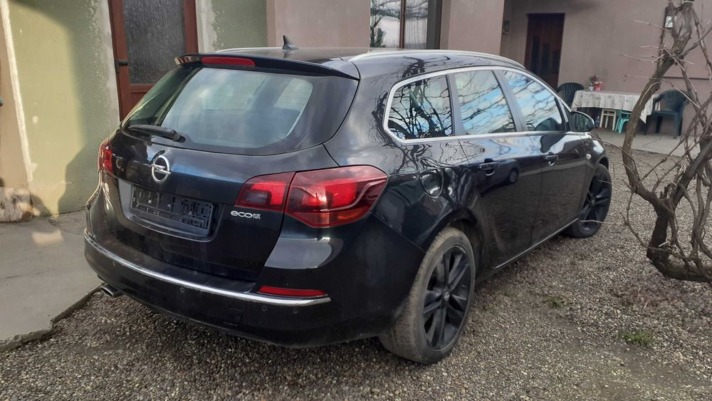 Dezmembrez Piese Opel Astra J din 2014