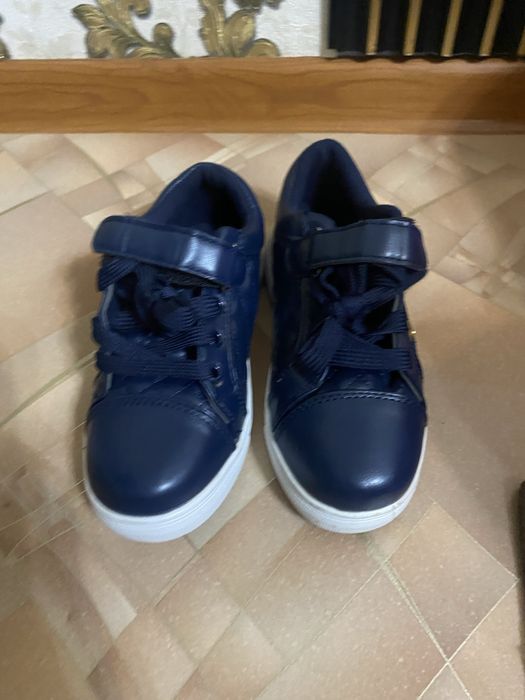 Кроссовки на девочку новые