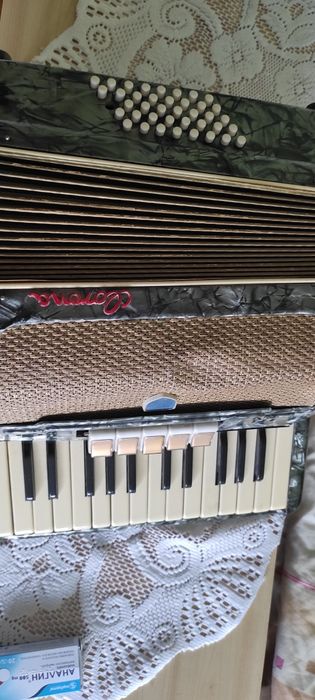 Стар акордеон CORONA