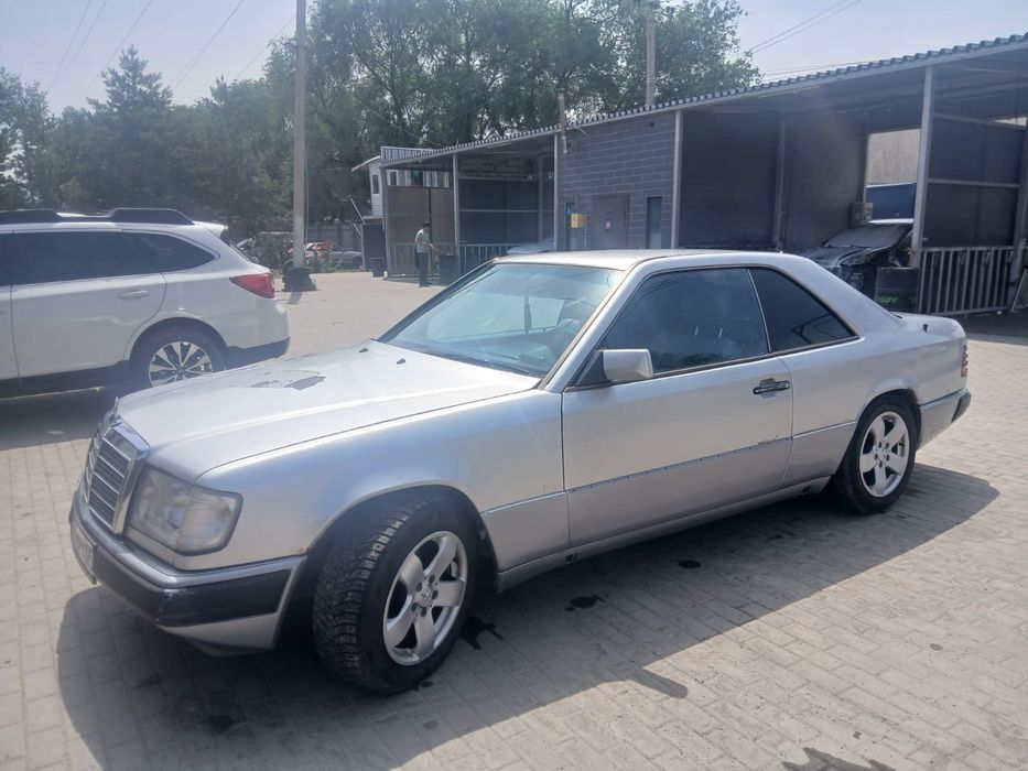 MERCEDES-BENZ  124 e 300.