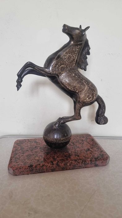 Статуэтка Металлическая Конь на шаре