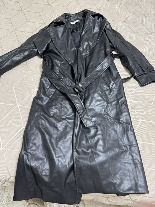 Женский кожаный плащь