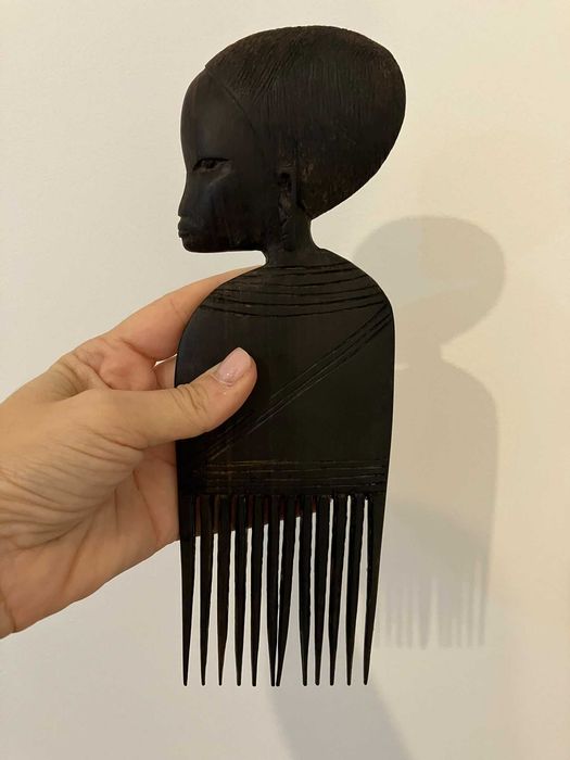 Piepteni antropomorfi de arta traditionala din Africa Centrala