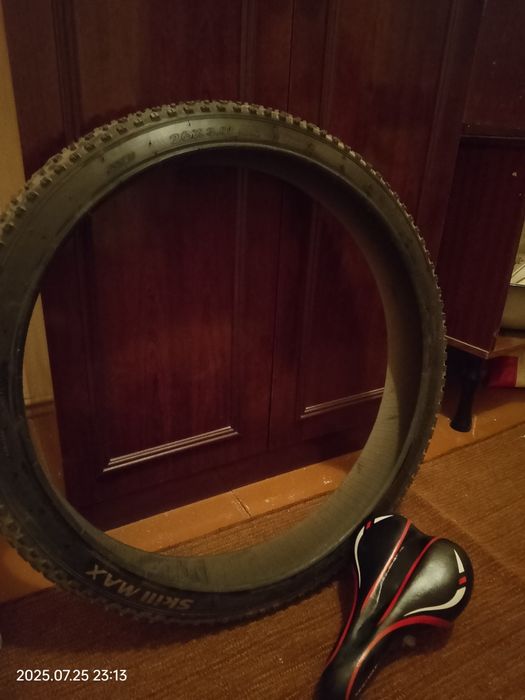 Продаётся покрышка и сиденья