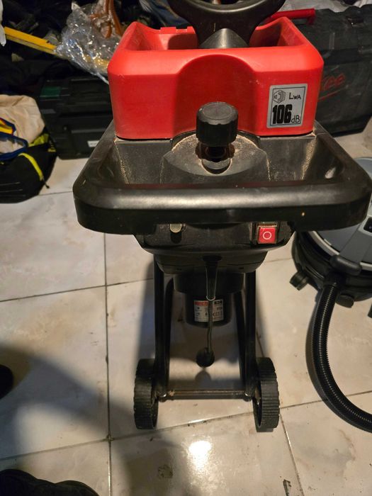 Електрическа дробилка за клони HECHT 624, 2400 W, 38 мм