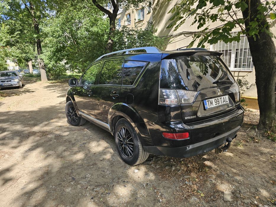 Mitsubishi Outlander  2.0 diesel ,7 locuri , 4×4 unic proprietar in Ro
