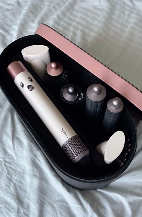 В наличии имеется стайлер dyson