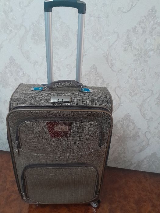 Sayohat uchun chemadon sotiladi