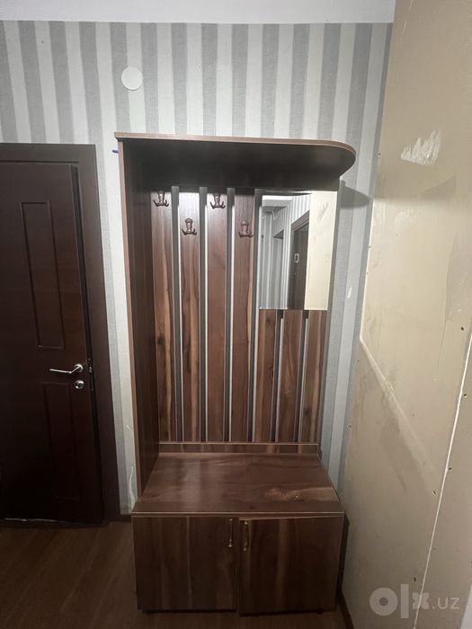 kravat,tumba,stol va prixoshkaga shkaf