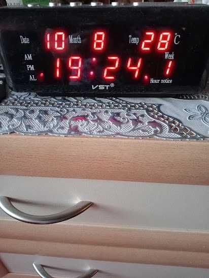 Продаются настольные электрические часы