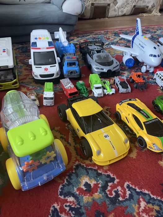 Продаю машинки разные