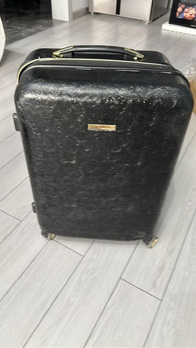 Продам чемоданы б.у в среднем состоянии