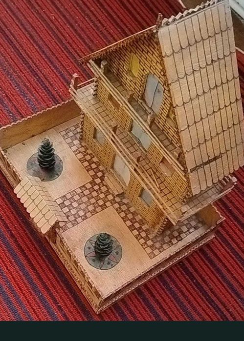 Căsuță în miniatură din lemn lucrată manual