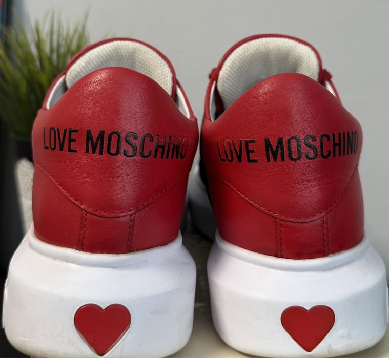 Сникърси Love Moschino