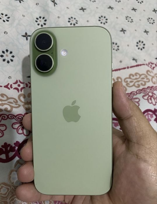 iPhone 17 зеленый