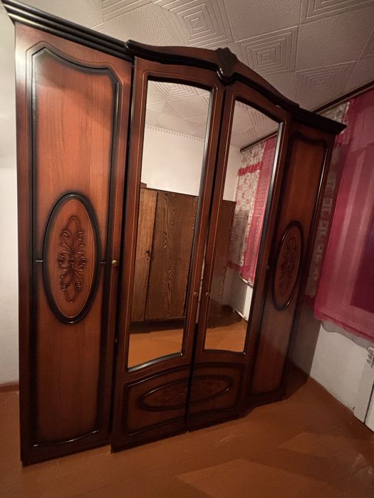 Продам шкаф (трёхдверный с зеркалом)