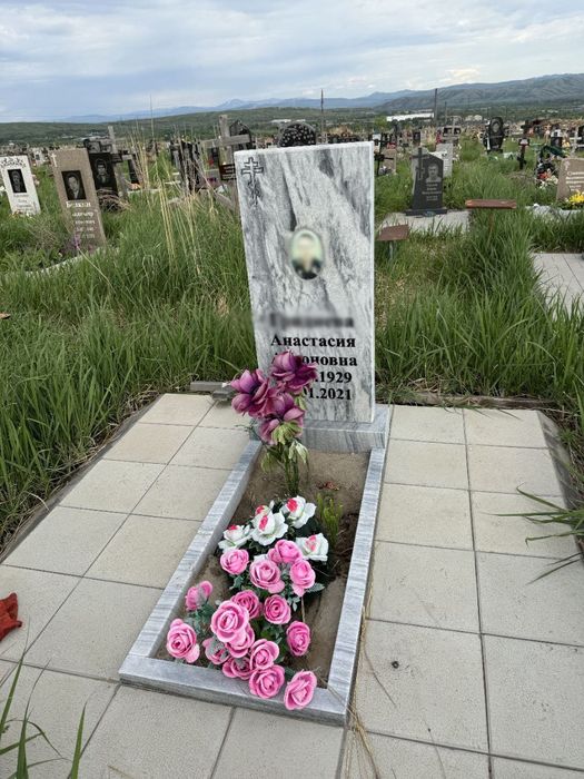 Памятники, мазарные плиты, оградки