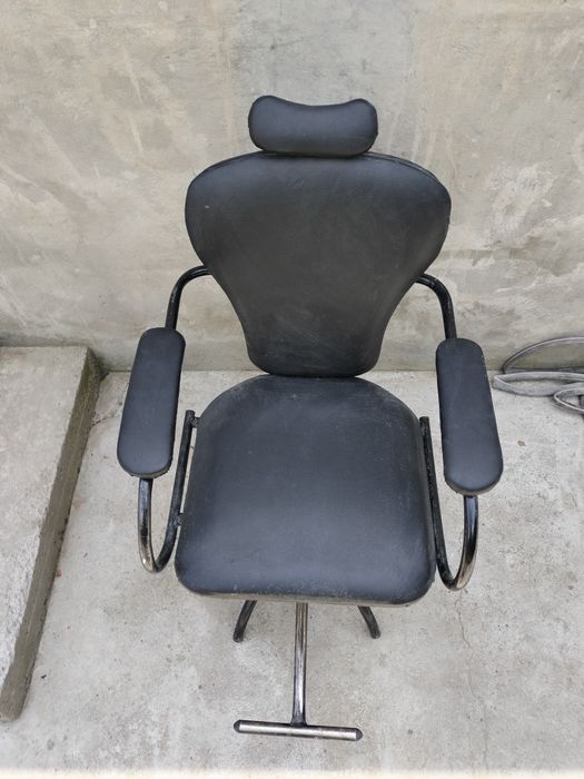 Stol va kreslo sotiladi.