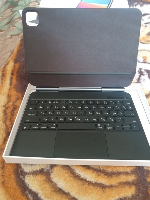 Продам  чехол клавиатуру для  iPad.
