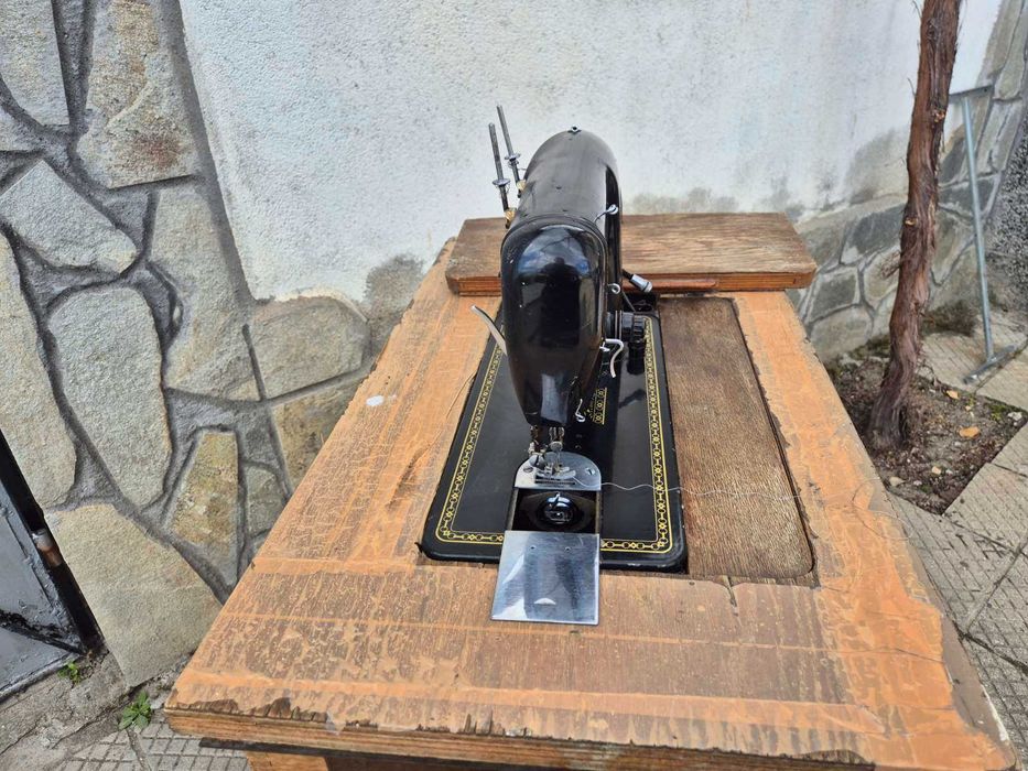 Ретро шевна машина Łucznik с маса – напълно работеща, винтидж стил