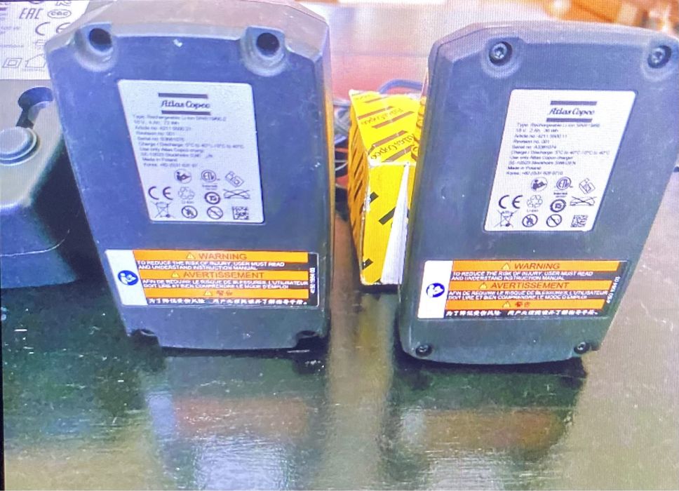 Продавам зарядно с две батерии с голяма и малка на Atlas Copco