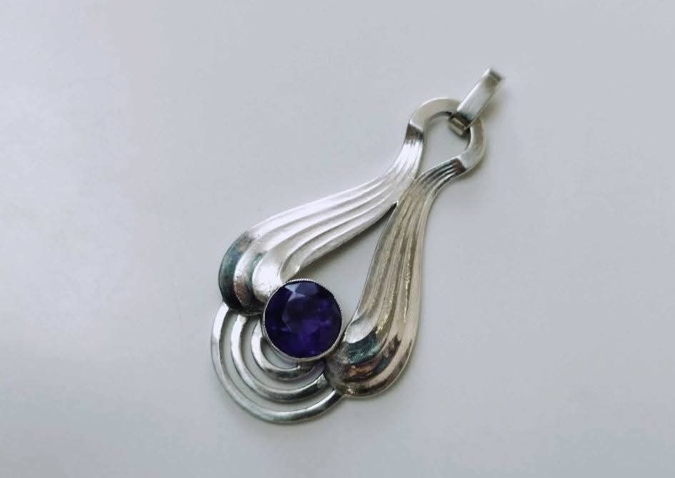 Vechi pandantiv din argint de 800, Depose cu piatra ametist
Proveni