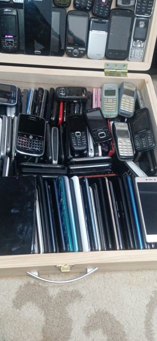 Telefoane cu butoane si multe mari cu displey spart