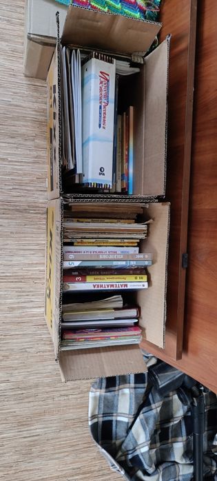 Отдам даром 2 коробки книг