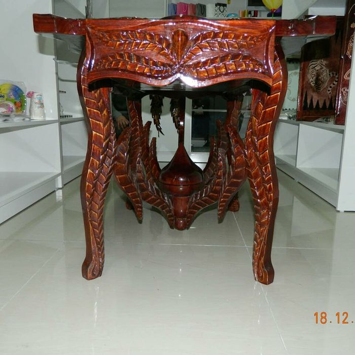 Стол журнальный.