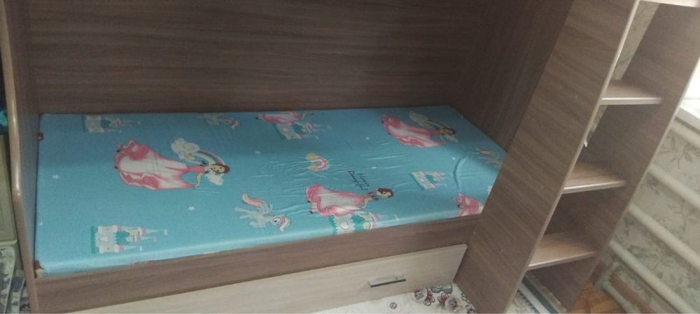 Двух этажный кроват