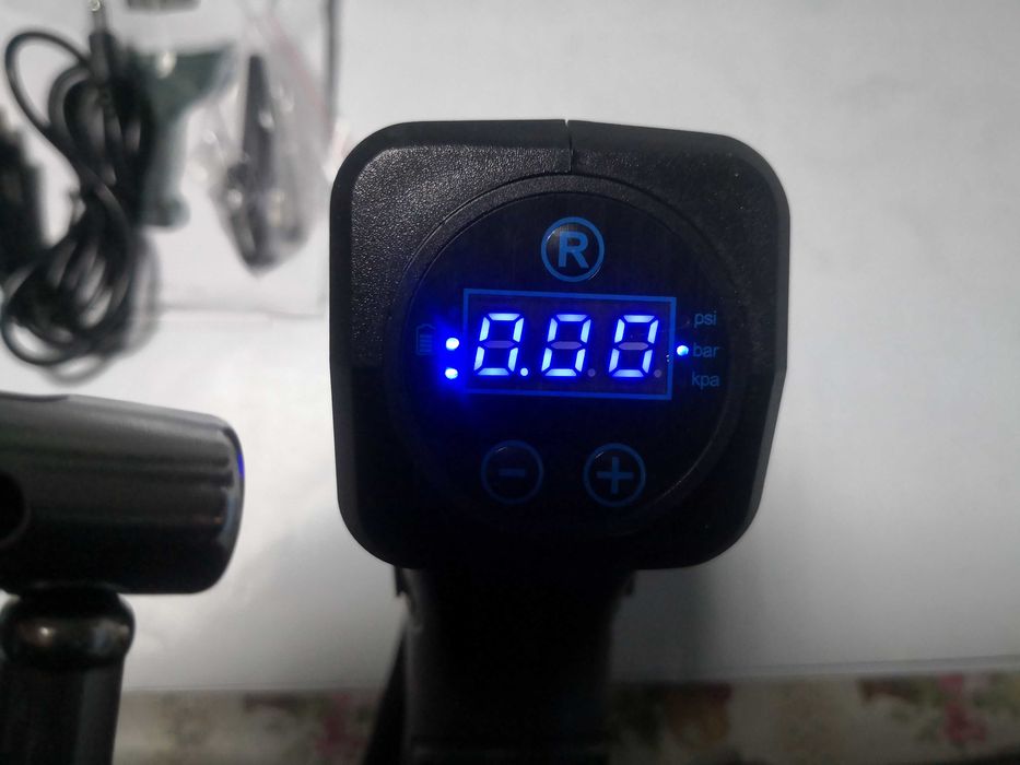 Pompa aer auto electrica