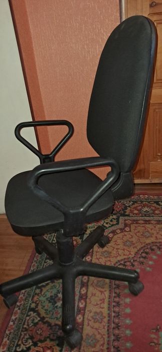 Компьютерное кресло чёрное
