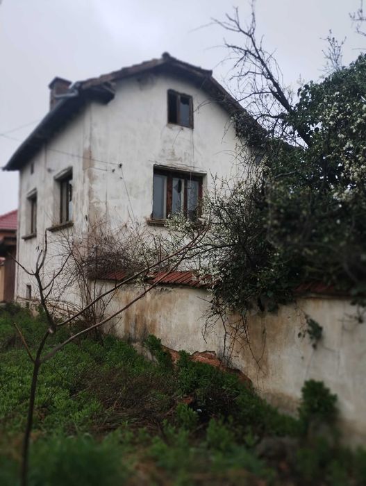 Спешно продавам къща с двор , ниска цена