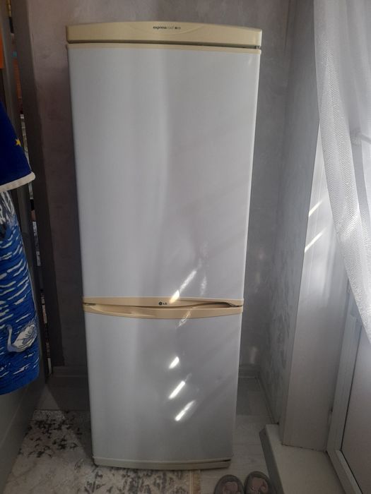 Холодильник  с морозильной камерой  LG.