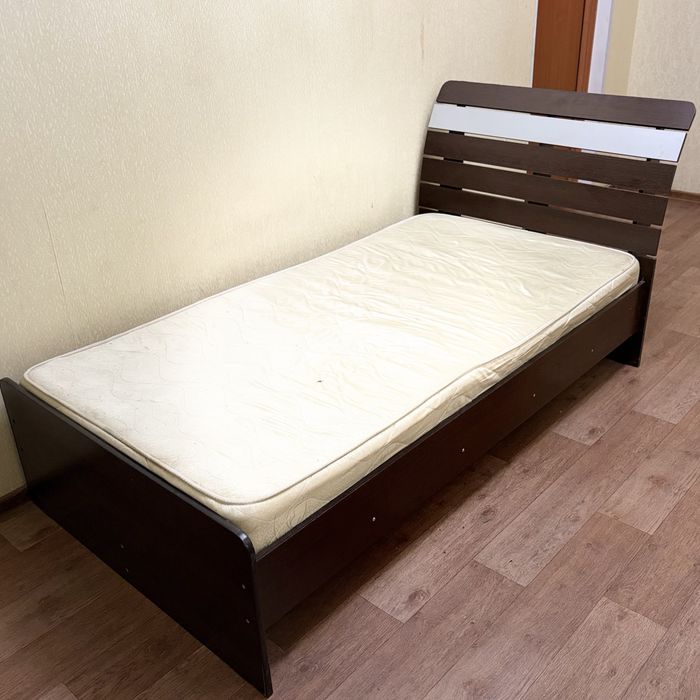 Продам кровать полуторку с матрасом