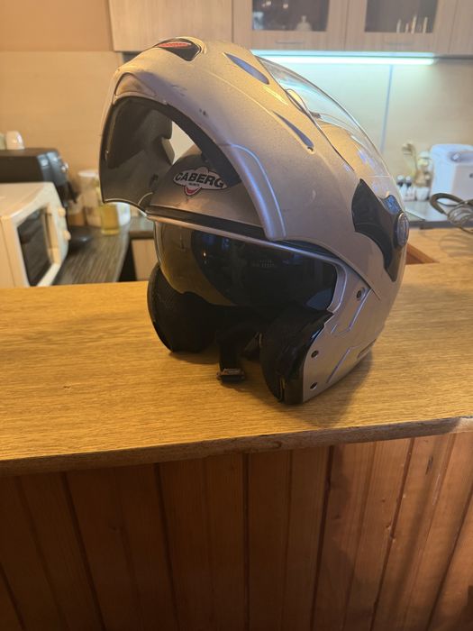 Продавам каска CABERG