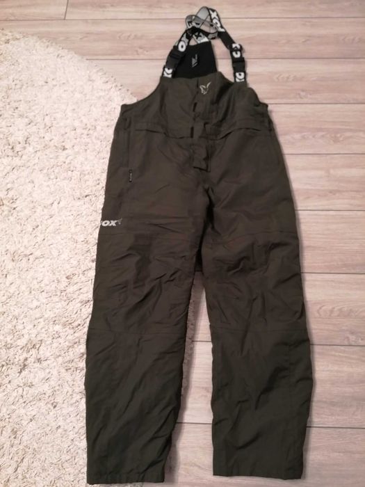 Vând costum de pescuit Fox Wintersuit Camo