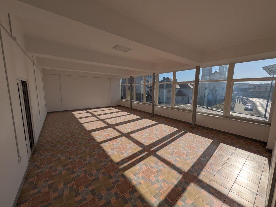 De închiriat ETAJ complex comercial