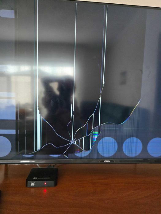 Телевизор с треснутым экраном