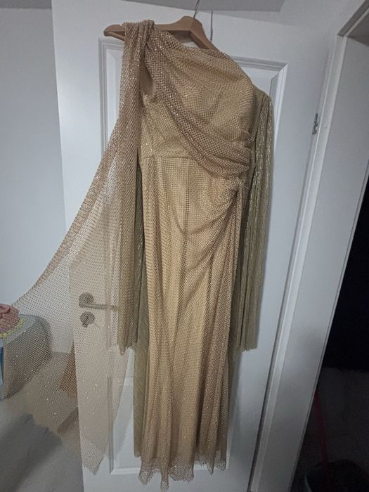 Rochie de seară mulată cu trenă, bătută cu pietre.