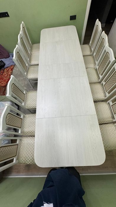 Продам новый  Стол со стулями