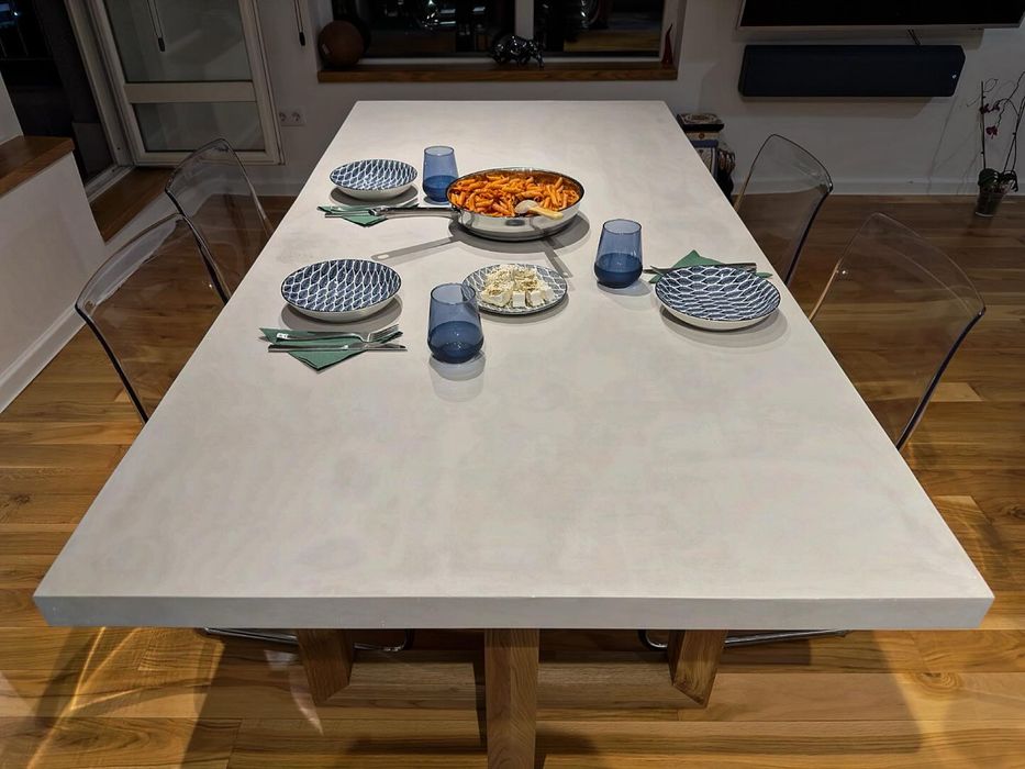 Маса от бетон с дървени крака, изработка по поръчка