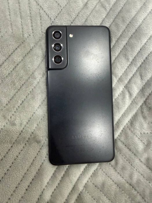 Отличный Samsung  S21 Fe