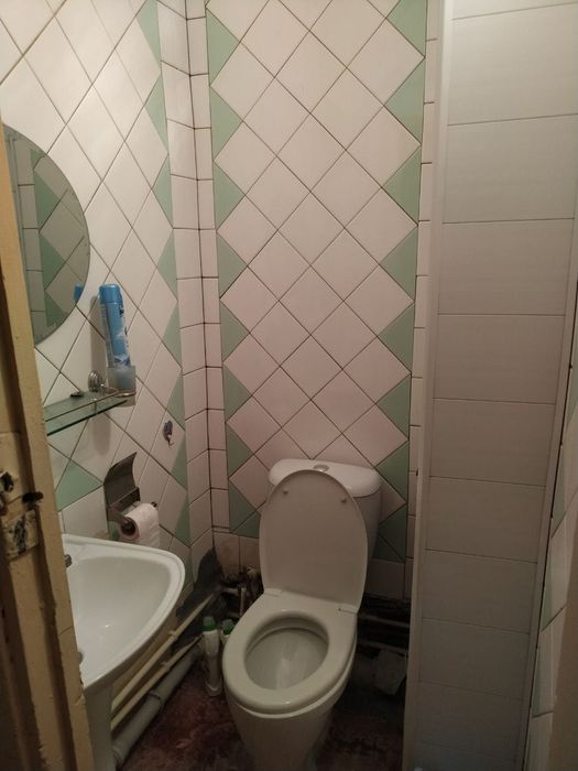 Продам 4-комнатную квартиру на Фархадском базаре , собственник