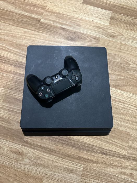 Playstation 4 slim.
