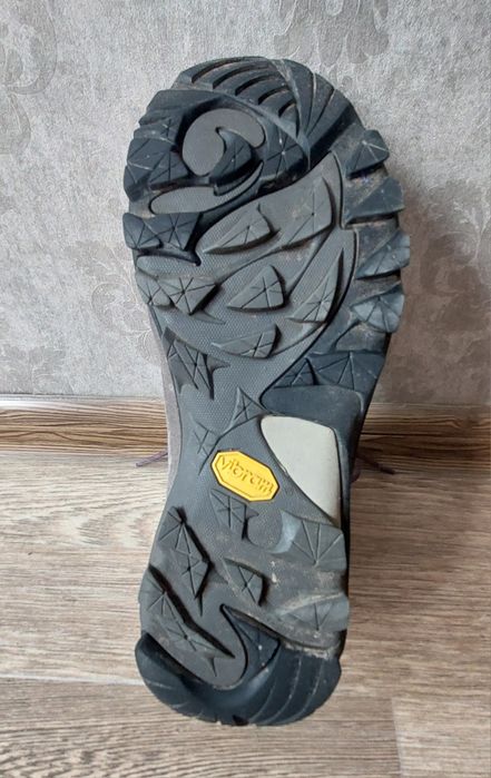 Продаю трекинговые ботинки