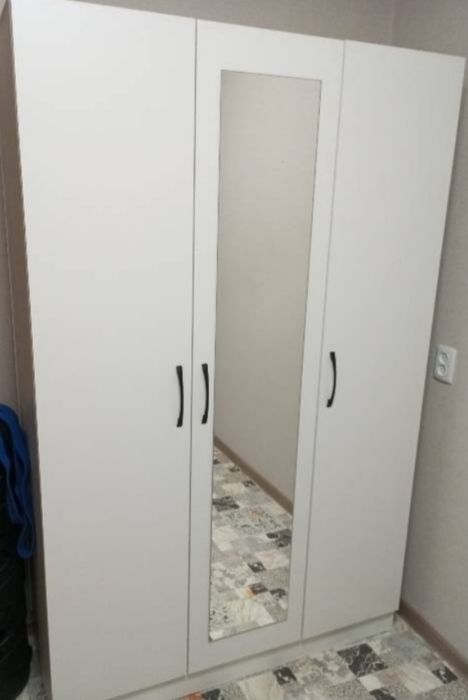 Шкаф продам белый зеркалом