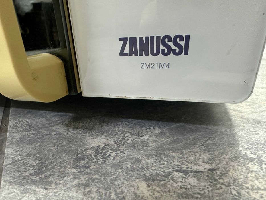 Микровълнова с грил Zanussi ZM21M4 700W 21l