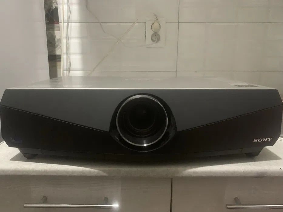 Продам Проектор Sony VPL-FX40