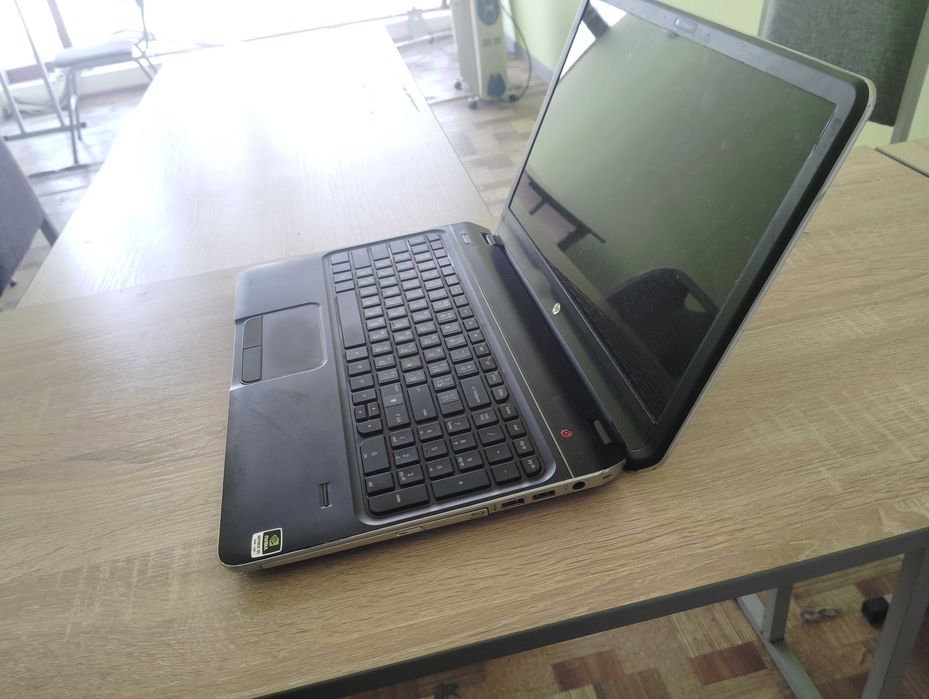 Ноутбук НР CORE I 7 сотилади.